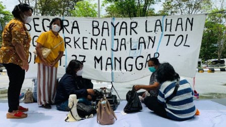 BELUM TUNTAS: Warga yang menggelar unjuk rasa di kantor BPN ditemui langsung oleh Kepala Kantor BPN Balikpapan. JAMIL/BALPOS