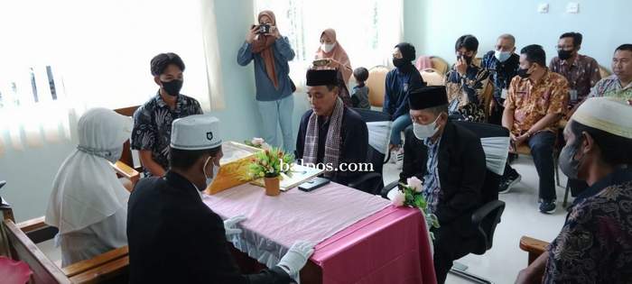 RUANGAN UNTUK PENGANTIN: Pasangan mempelai sedang melaksanakan akad nikah di lantai dua MPP di gedung DPMPTSP Kota Balikpapan. Pelayanan prosesi akad nikah tidak dipungut biaya. (FOTO:ONO/BALPOS)