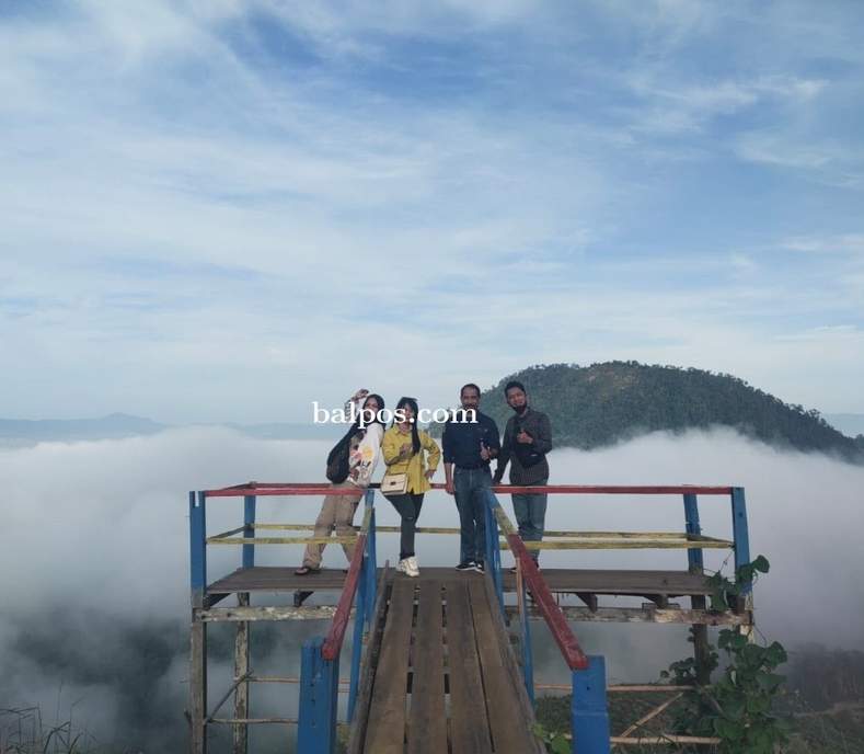 KEREN: Fasilitas objek wisata Gunung Embun di Desa Luan, Kecamatan Muara Samu sedang diperbaiki Pemkab Paser. Pada Jumat (4/11) perbaikan fasilitas tersebut ditinjau oleh Kepala Disporapar Kabupaten Paser Muksin. (FOTO:TOMI/PASER POS)