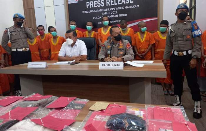 Direktur Reserse Narkoba (Dir Narkoba) Polda Kaltim Kombes Pol Rickynaldo Chairul dan Kabid Humas Polda Kaltim Kombes Pol Yusuf Sutejo saat jumpa pers.