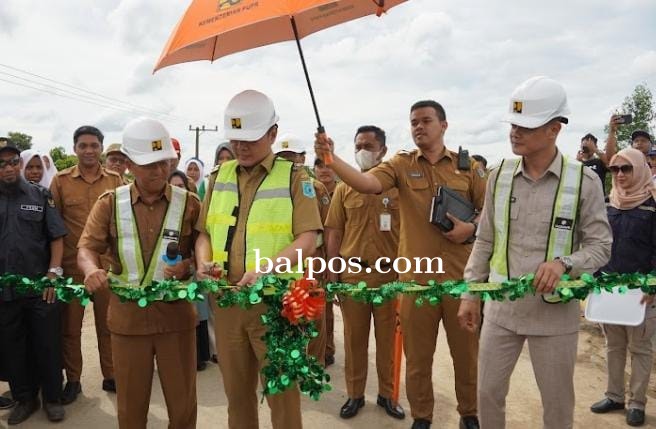 PERLANCAR TRANSPORTASI ANTAR DESA:Bupati Paser dr Fahmi Fadli didampingi Ketua DPRD Paser Hendra Wahyudi meresmikan Jembatan Sungai Payau di Desa Muara Adang, Kecamatan Long Ikis, Senin (7/11). (FOTO:TOMI/BALPOS)