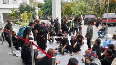 AKSI DAMAI: Warga RT 37 Manggar menuntut ganti rugi lahan mereka yang saat ini sudah menjadi jalan tol Balikpapan-Samarinda, serta meminta BPN membuka blokir pengurusan sertifikat lahan. JAMIL/BALPOS