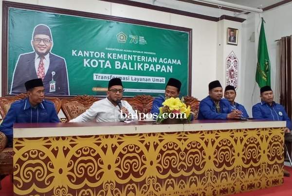 KLARIFIKASI:Kepala Kantor Kemenag Kota Balikpapan, Johan Marpaung (pegang mic) menjelaskan kepada awak media terkait menikah di KUA wajib membawa nasi kotak. (FOTO:KEMENAG FOR BALPOS)