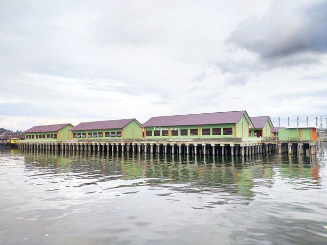 HAMPIR RAMPUNG:Pembangunan SMPN 25 Balikpapan di kawasan Kampung Atas Air, Jalan Sepaku RT 10 Kelurahan Baru Ulu, Kecamatan Balikpapan Barat. Fasilitas Pendidikan ini ditargetkan rampung tahun ini. (FOTO:DOLVIE/BALPOS)