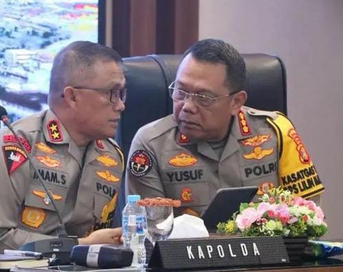 Kapolda Kaltim Irjen Pol Imam Sugianto (kiri)