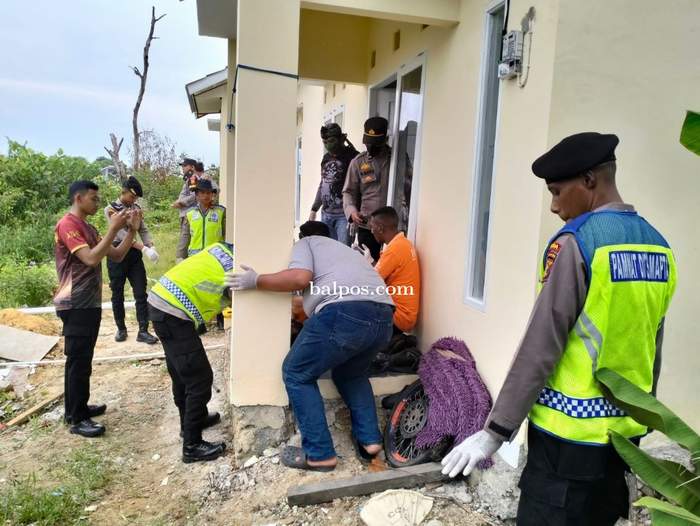 OLAH TKP: Polisi melakukan olah TKP penemuan mayat di BDS 1 Kelurahan Damai Bahagia, Balikpapan Selatan. IST.