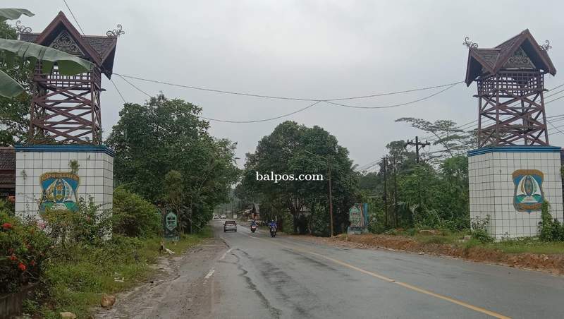 DIBANGUN: Lokasi gerbang Kota Balikpapan di KM 24 yang akan dibangun setelah tahap pembebasan lahan. Inzet Neny Dwi Winahyu. (Yudi Balpos)