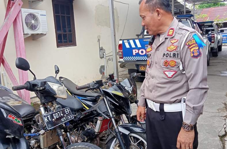 BARANG BUKTI:Kasatlantas Polres Paser, AKP Hari Purnomo menunjukan 9 unit sepeda motor hasil balapan liar. (FOTO: AHMAD RANO/PASER POS)