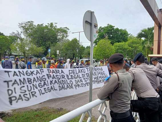 AKSI DAMAI:Sejumlah warga berorasi di depan Kantor Pemkab Paser Kamis (16/2). Mereka memprotes aktivitas tambang atau galian pasir di desanya, tepatnya di DAS Kandilo. (FOTO:ACHMAD RANO/PASER POS)