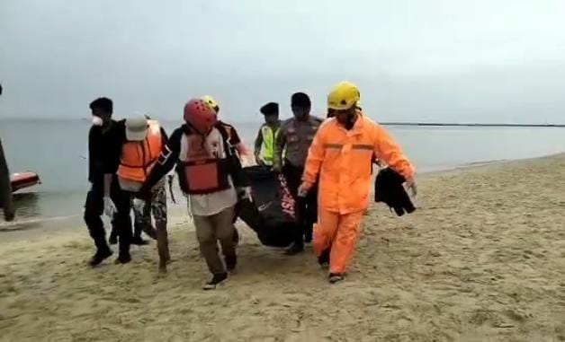 Jenazah korban dievakuasi.