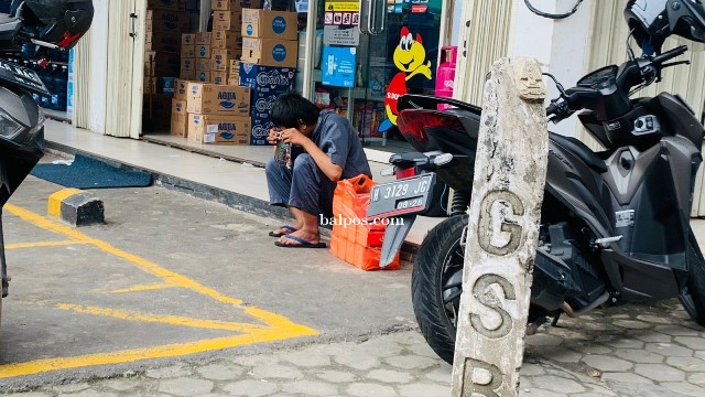 KORBAN EKSPLOITASI: Kondisi anak yang berjualan tisu di salah satu minimarket jalan MT Haryono Balikpapan.(tim)