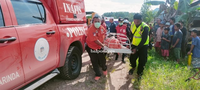 BUNUH DIRI: Tim Inafis Polresta Samarinda dan PMI evakuasi jasad BH yang ditemukan tak bernyawa dalam posisi tergantung di dalam kamar. (kis/sapos)