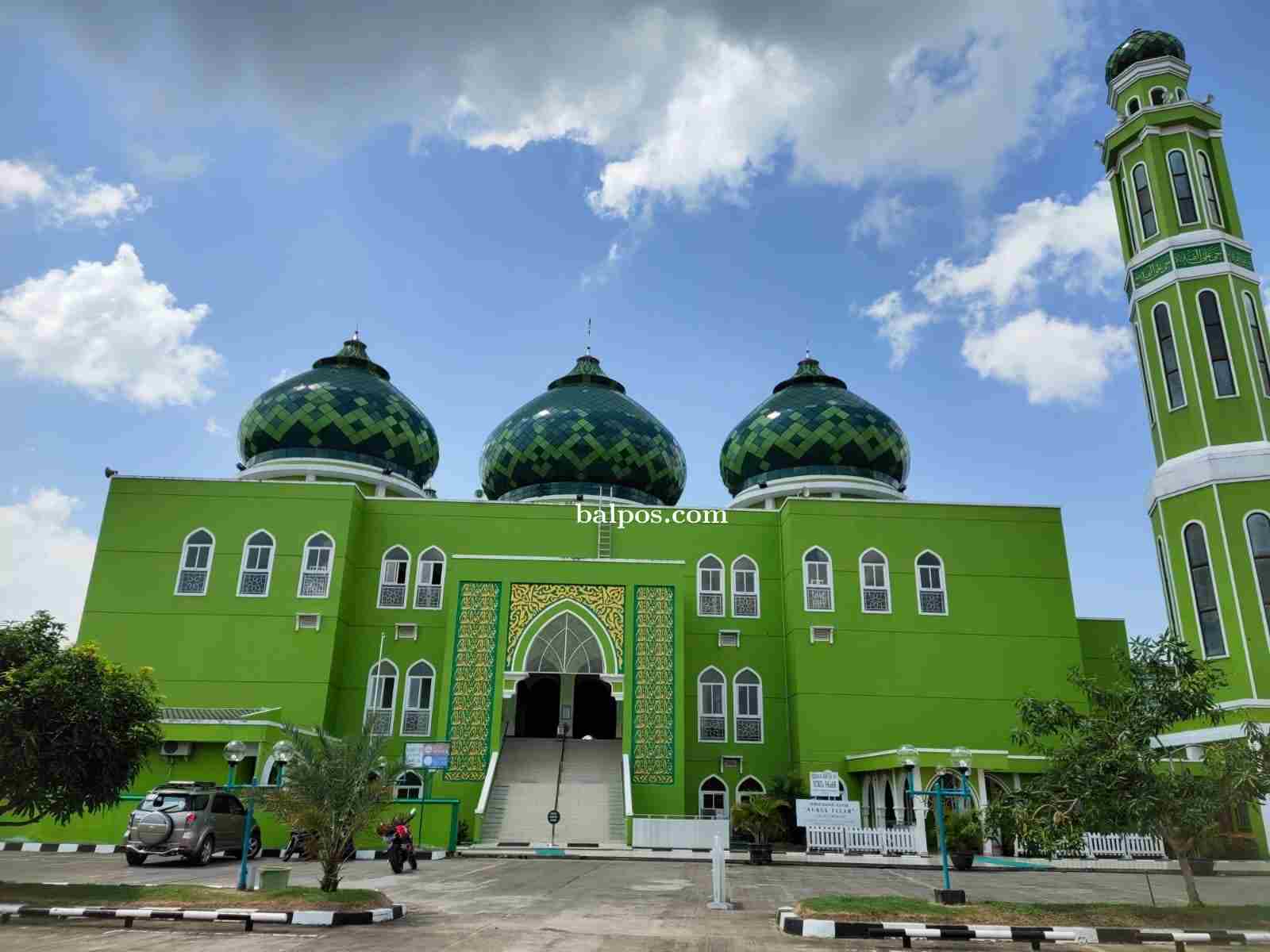 APRESIASI:Pemkab Paser memberikan honor kepada imam masjid, pengurus serta petugas kebersihan Masjid Agung Nurul Falah Tanah Grogot pada Ramadan 1444 H. (FOTO:TOMI/PASER POS)