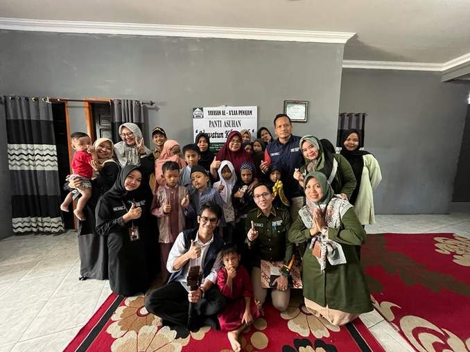 SANTUNI: Staf Bagian Humpro Setkab PPU bersama anak-anak Panti Asuhan Uswatun Khasanah.(ist)