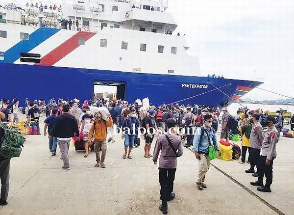 RAMAI: Suasana Pelabuhan Samarinda pada musim mudik lebaran Idul Fitri 1444 H/2023