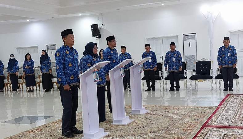 DILANTIK: Tiga pejabat kepala dinas baru yang dilantik Edy Gunawan, Rita dan Heruressandy Setia Kesuma oleh Wali Kota Balikpapan kemarin. (IST)