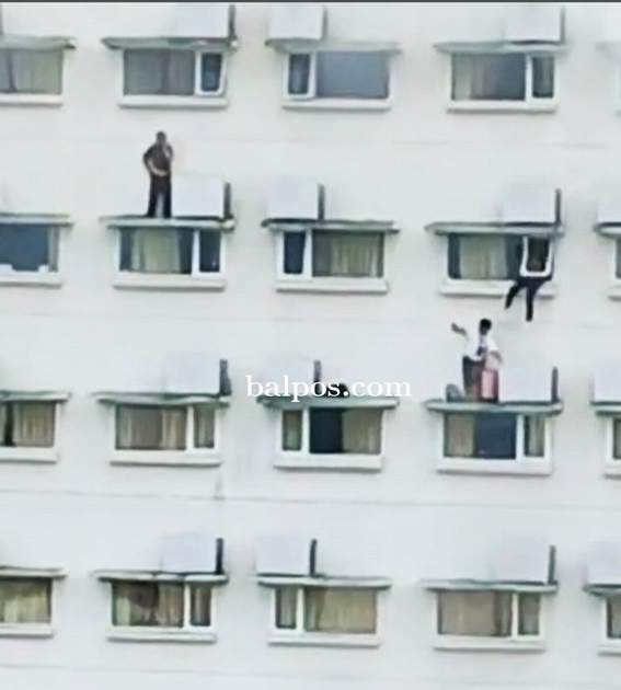 SELAMATKAN DIRI: Sejumlah tamu Hotel Whiz Prime sempat terjebak di balkon hotel saat kebakaran terjadi. Tamu hotel yang mengalami sesak napas, mendapatkan perawatan dari tim medis.Hubungan arus pendek diduga jadi penyebab kebakaran