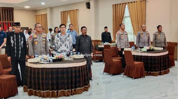 DIALOG KETELADANAN HOEGENG: Wakapolda Kaltim Brigjen Pol Mujiyono bersama tokoh agama, tokoh masyarakat, akademisi, pers dan pelajar mengikuti dialog keteladanan Kapolri ke-5 Jenderal Hoegeng Iman Santoso secara virtual di ruang Mahakam Polda Kaltim.(Foto