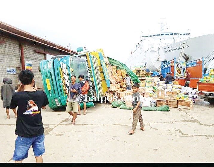 KELEBIHAN MUATAN: Truk bermuatan dari Surabaya terbalik sesaat setelah turun dari KM Dharma Ferry VII di Pelabuhan Semayang, Balikpapan, Sabtu (10/6).