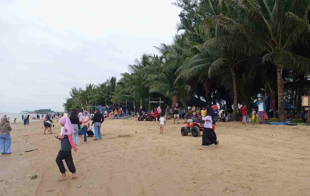 WISATA: Pantai Cemara dan Pantai Nelayan memberikan suasana liburan di pantai yang berbeda dan memberikan pilihan alternatif selain wisata pantai Manggar. (roshan)