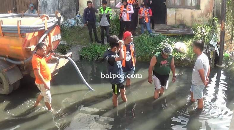 BANTUAN: Truk tangki tinja yang didatangkan relawan untuk menyedot air yang selama sepekan lebih merendam rumah warga di Griya Permata Asri, Gunung Bahagia, Balikpapan Selatan.
