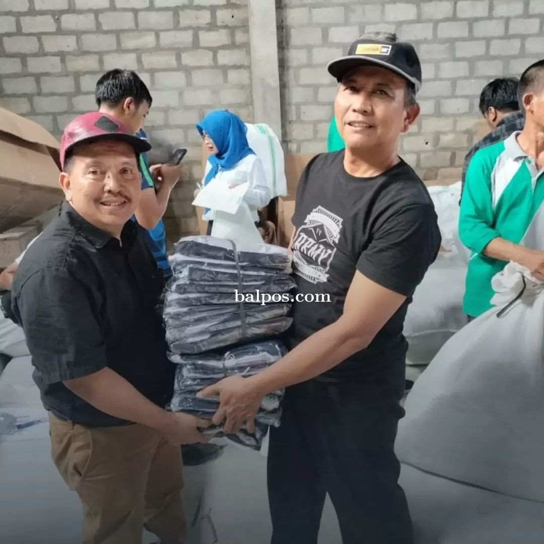 TERIMA: Kabid PSMP Prapto Hadi Suharto (kiri) saat menyerahkan bantuan seragam gratis tingkat SMP kepada Wisnugroho Ketua MKK SMP, juga Ketua Tim Kurikulum dan Inovasi Supriani juga membagikan langsung. (IST)