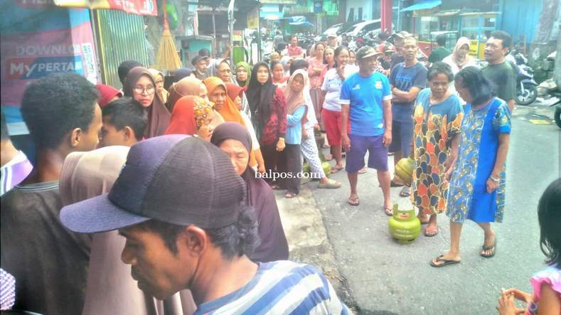 ATREAN PANJANG: Puluhan warga di kawasan Jalan Mekarsari, Gunung Sari Ilir (GSI), Balikpapan Tengah, harus rela mengantre untuk mendapatkan pasokan LPG 3 Kg bersubsidi, Selasa (15/8/2023). DAYAT/BALPOS