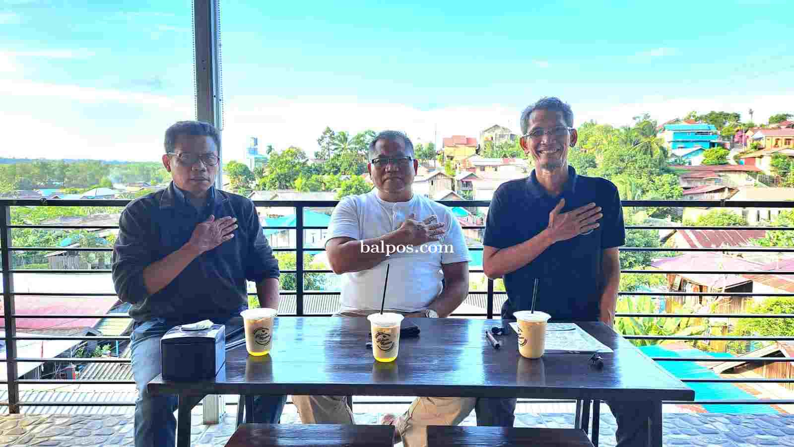 MOJOK PEMILU: Podcast Pojok Bahasan Balikpapan Pos (PASBOS) bersama Ketua KPU Balikpapan Noor Thoha (tengah) dan jurnalis senior Sugito.