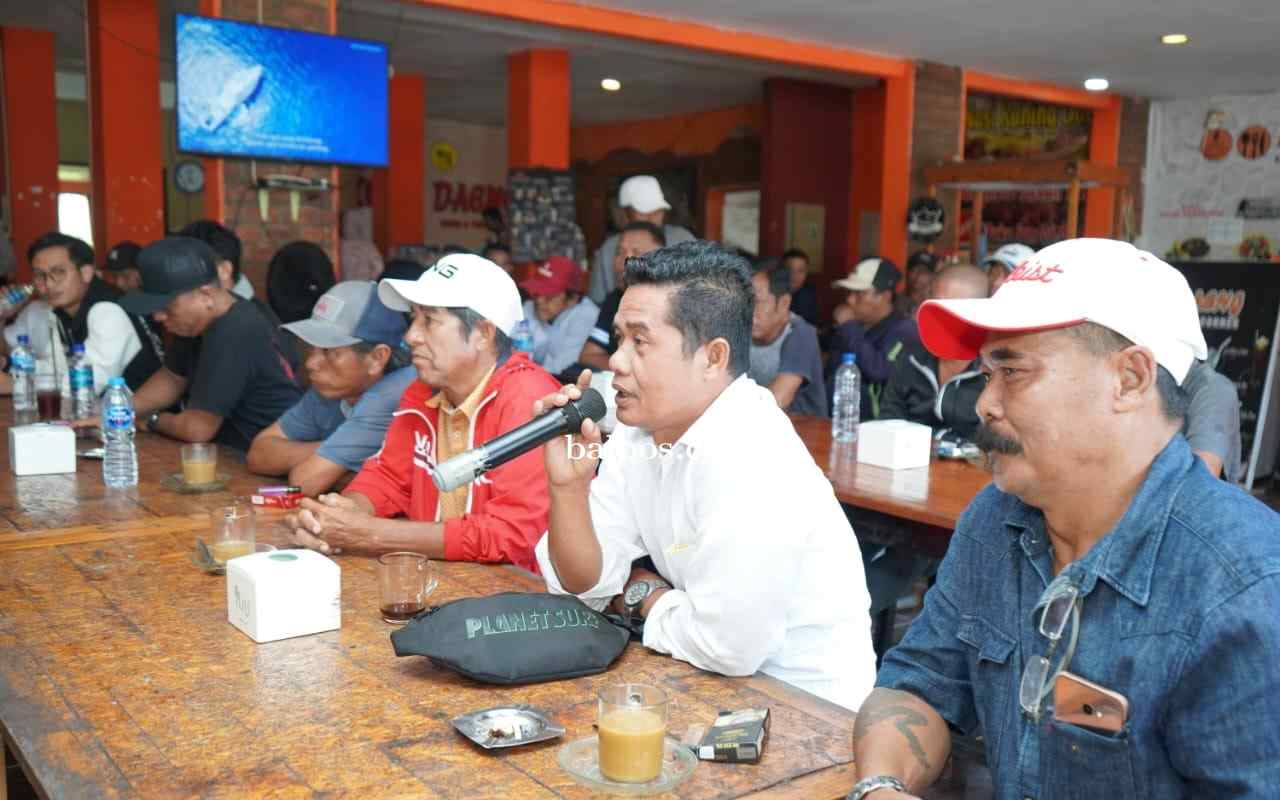 RESPON: Tokoh Masyarakat Balikpapan, Umar Faruqi saat melontarkan pertanyaan kepada polisi melalui kegiatan Jumat Curhat Kapolda Kaltim. Jumat (25/8). (Dayat/Balpos)