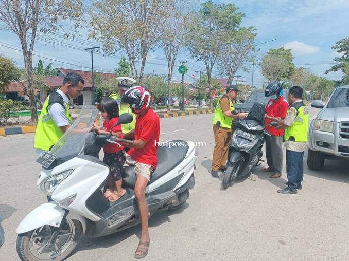 TAAT PAJAK:UPTD PPRD Kabupaten Paser dibantu Satlantas Polres Paser saat melakukan razia terhadap kendaraan yang belum membayar pajak. (FOTO:TOMI/PASER POS)
