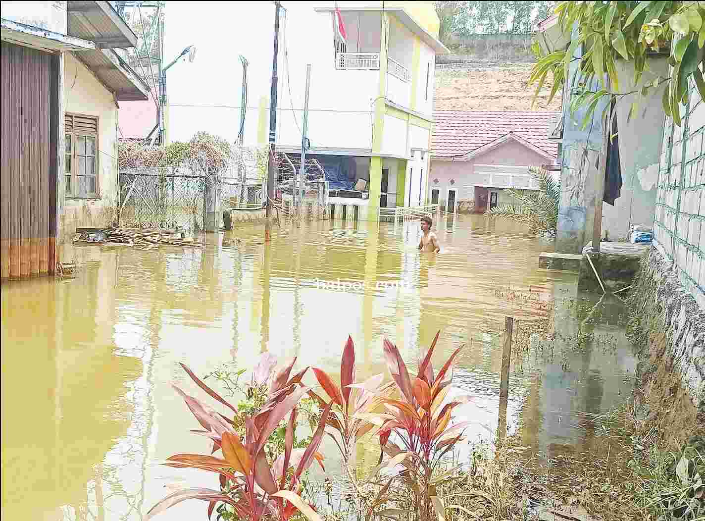 SUDAH TIGA BULAN: Kondisi banjir yang melanda Perumahan Griya Permata Asri (GPA) Balikpapan sudah terjadi selama 3 bulan lebih. Sebanyak 22 rumah dan 1 rumah ibadah terendam air. DAYAT/BALPOS