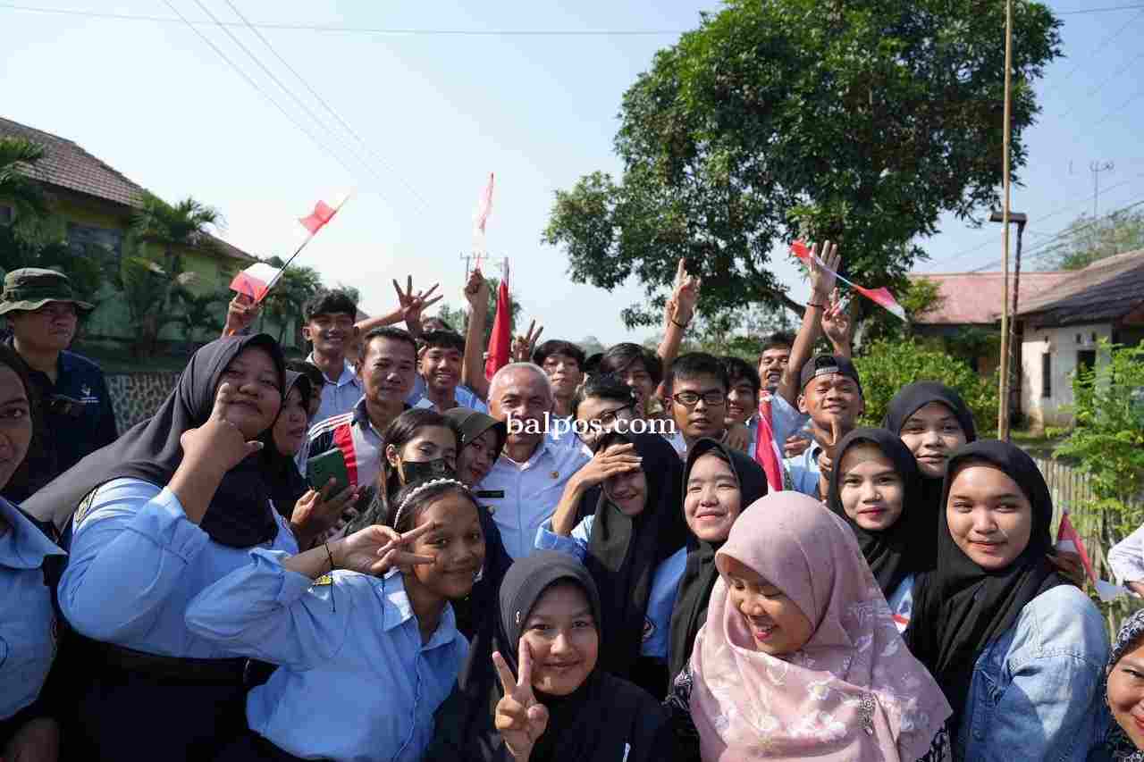 DICINTAI WARGA: Keharuan Gubernur Isran Noor saat menyapa pelajar dan warga. Mereka senang jalan ke Muara Kaman sekarang sudah mulus.  (DOKPIM/ADPIMPROV KALTIM)