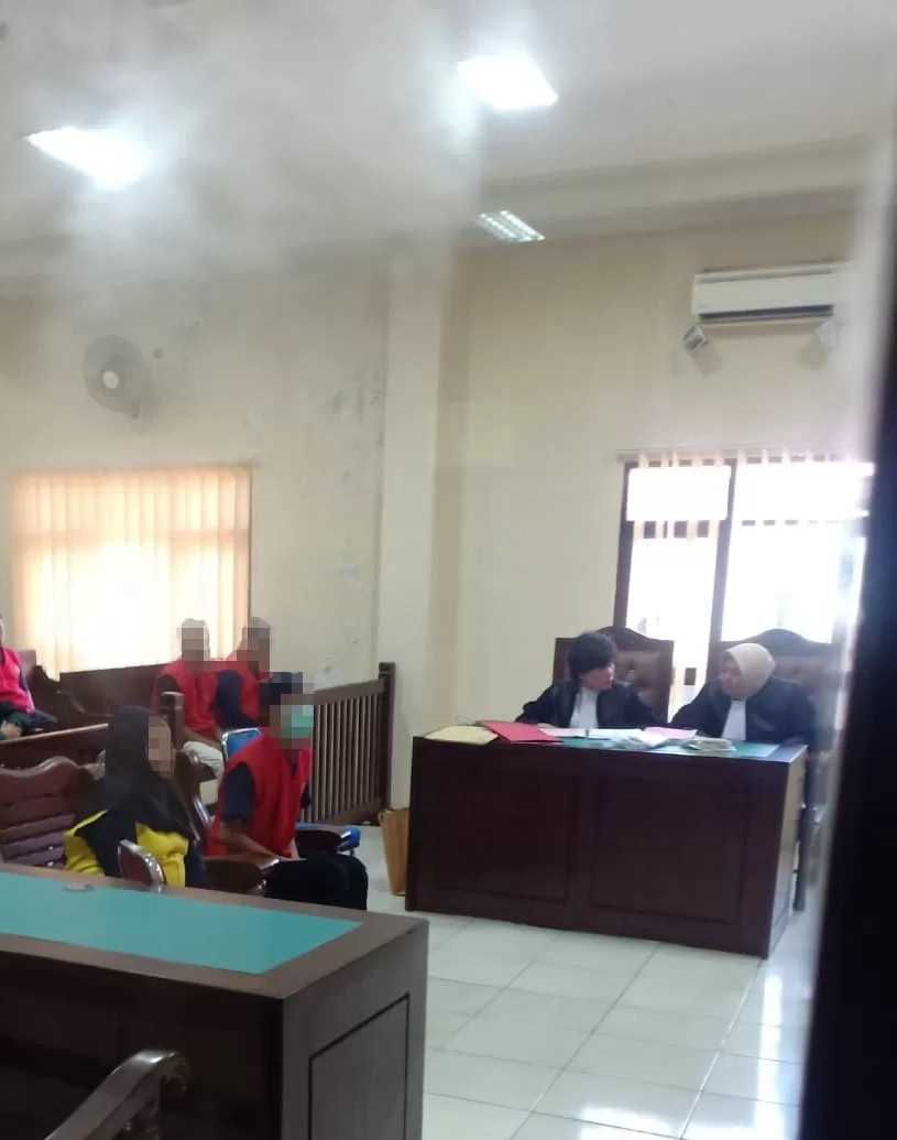 DIADILI: Terdakwa GLV dan FBR menjalani sidang perdana di PN Balikpapan, (3/10). ((Moeso/Balpos))