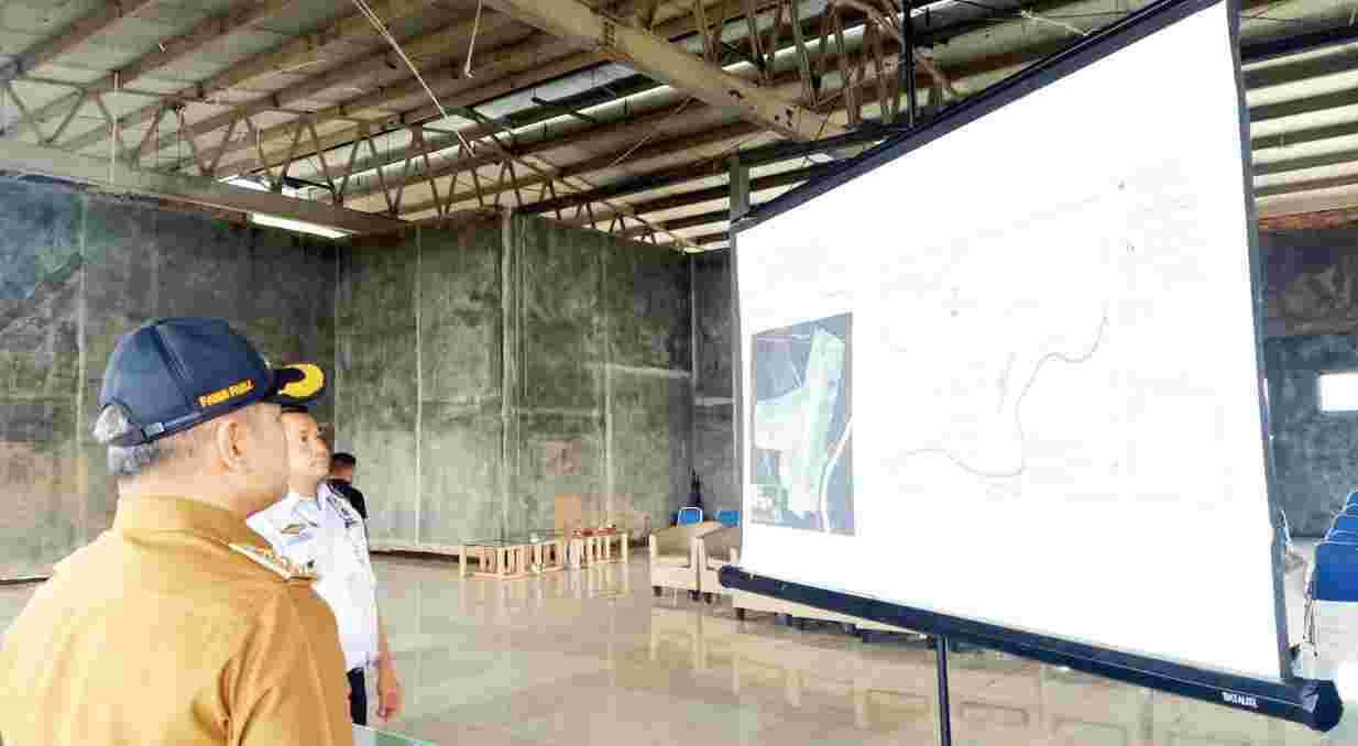 SERIUS:Bupati Kabupaten Paser dr Fahmi Fadli ketika mendengarkan paparan dari Dishub Paser terkait progres rencana pembangunan bandara di Desa Rantau Panjang, Kecamatan Tanah Grogot. &nbsp;(FOTO:ISTIMEWA)