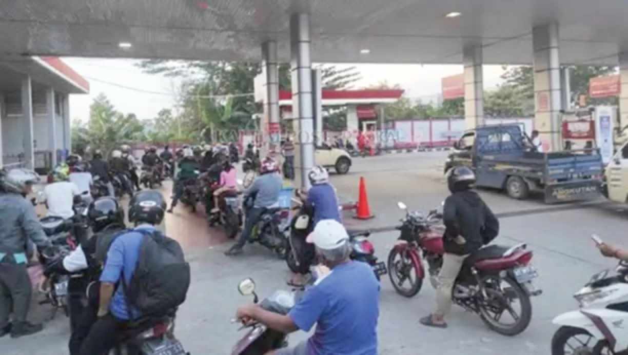 ANTREAN: Kelangkaan BBM jenis Pertalite membuat antrean memanjang di salah satu SPBu Balikpapan