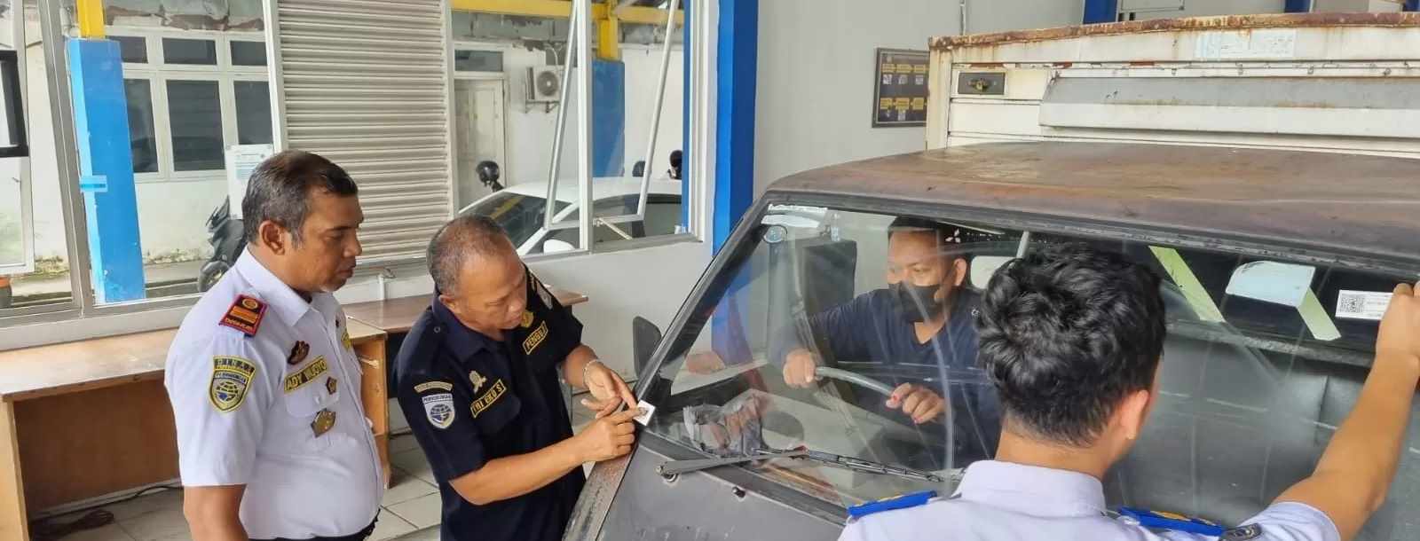 DEMI KESELAMATAN : Kepala UPTD PKB Dishub, Ady Wijoyo memantau langsung stafnya yang melakukan pengujian kendaraan di Jl Mulawarman, Batakan. (IST)