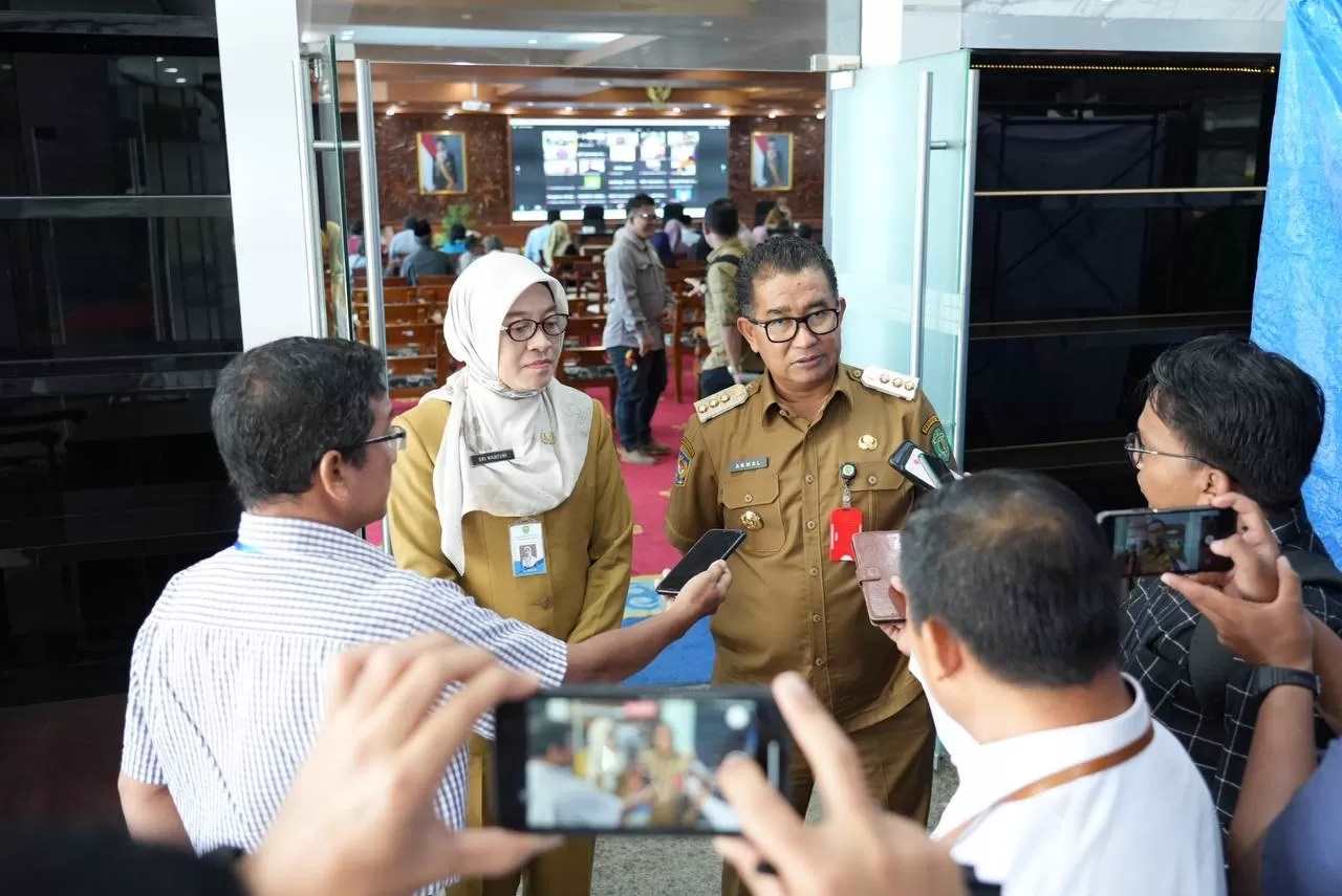 KETERANGAN PERS: Akmal Malik dan Sekda Sri Wahyuni memberikan penjelasan kepada para wartawan usai memberi pengarahan tentang penyaluran hibah Pemprov Kaltim. (ARIEF M/ADPIMPROV KALTIM)