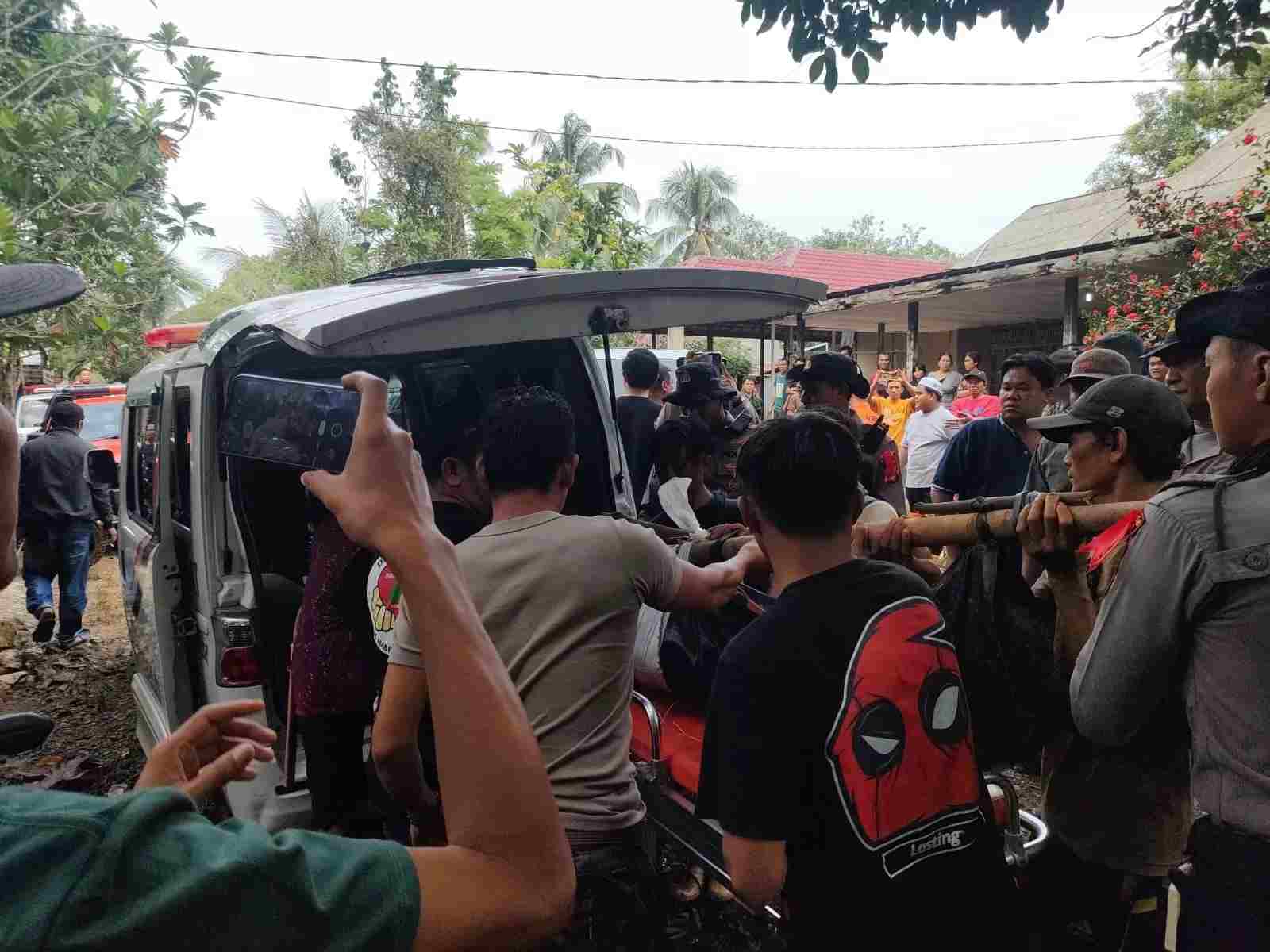 Tim gabungan berhasil melakukan evakuasi kelima korban longsor yang terjadi di wilayah Kecamatan Muara Komam, Kabupaten Paser pada Sabtu (18/11). Tim sempat kesulitan melakukan evakuasi medan.(IST)