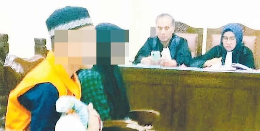 DIADILI: Terdakwa RWS (kiri) bersama Bunga (korban) pada sidang perkara persetubuhan di bawah umur di Pengadilan Negeri Balikpapan, Rabu (22/11/2023). (IST)