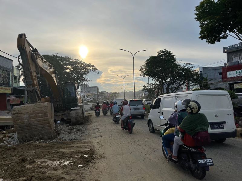 KAPAN RAMPUNG? : Proyek DAS Ampal di jalan MT Haryono yang belum rampung, padahal tinggal sebulan akhir tahun. (KP)