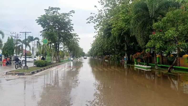 PARAH:Banjir yang melanda ruas jalan utama di Kelurahan Tanah Grogot akibat hujan deras yang terjadi kurang lebih 2 jam pada Minggu (26/11).(FOTO:TOMI/PASER POS)
