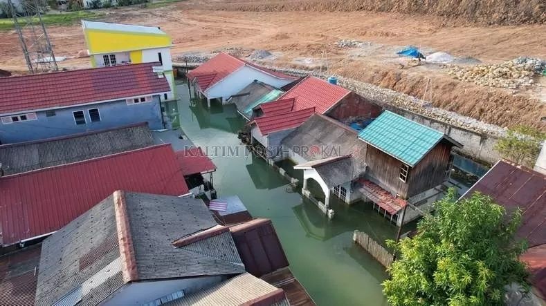 MENUNGGU REALISASI: Belasan rumah di RT 52, Kompleks GPA, masih saja terendam banjir. (KP)