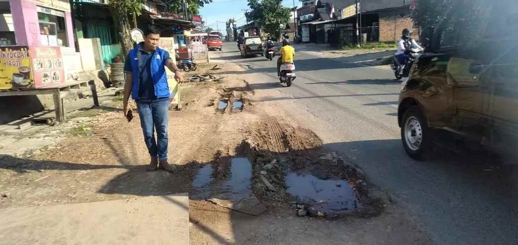 TIDAK DIPERBAIKI: Ketua LPM Graha Indah Shidiq Nur Alam menunjuk ruas Jalan Projakal yang terdampak akibat galian pipa dari PGN yang tak kunjung diperbaiki. KP