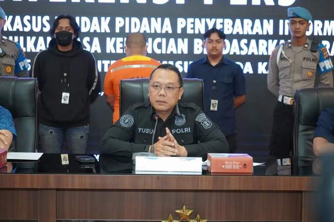 KETERANGAN PERS: Kabid Humas Polda Kaltim saat memberikan keterangan pers terkait kasus ujaran kebencian dengan tersangka Marco Karundeng yang diduga melanggar UU ITE, Kamis (7/12/2023). DAYAT/BALPOS