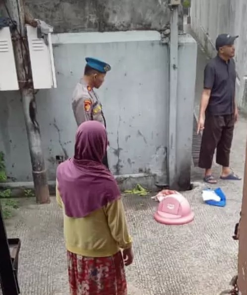 DIBUANG: Janin ditemukan di depan rumah salah satu warga di kawasan Jalan Jenderal Sudirman Gang Karya No. 23 RT 02 Kelurahan Damai, Balikpapan Kota, Kamis (14/12/2023).DAYAT/BALPOS