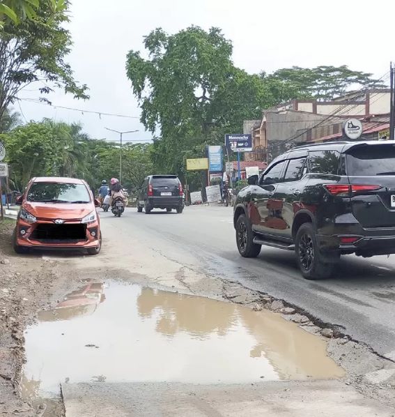MENUNGGU PERBAIKAN: Beberapa titik lokasi bekas galian pipa gas milik PGN yang berada di sepanjang Jalan Soekarno Hatta, yang menunggu perbaikan jelang berakhirnya tahun 2023. (Foto: Roshan)