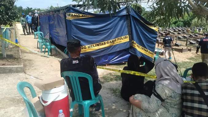 Proses ekshumasi jasad DA di TPU Manggar Baru, pertengahan November lalu. Makam pelajar 16 tahun itu digali untuk dilakukan otopsi guna mencari petunjuk penyebab kematian misterius. (DAYAT Balpos)