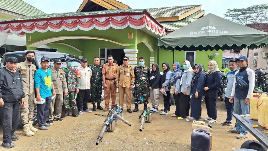 CEGAH DEMAM BERDARAH: Tim Dinkes Paser bersama Puskesmas Muara Komam melaksanakan fogging di Kecamatan Muara Komam guna membasmi nyamuk Aedes aegypti sebagai penyebar DBD. (AHMAD RANO/PASER POS)