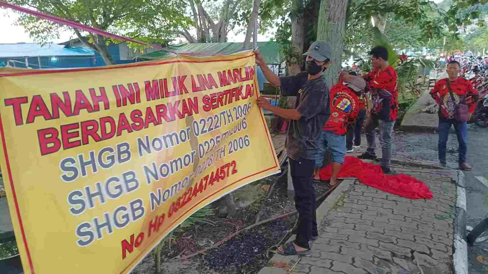 DITUTUP: Kawasan kuliner di Melawai yang selama ini diakui milik PT Pelindo, disegel para perwakilan warga yang mengaku sebagai pemilik sah lahan kawasan tersebut, IST