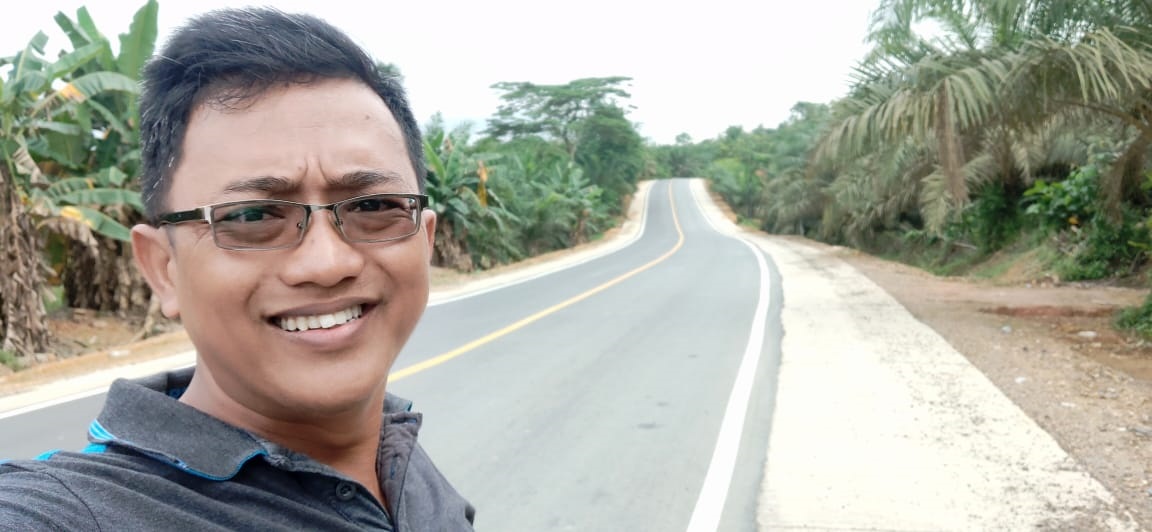 SWAFOTO: Penulis berswafoto di ruas jalan Berau-Samarinda yang sebagian besar sudah mulus.